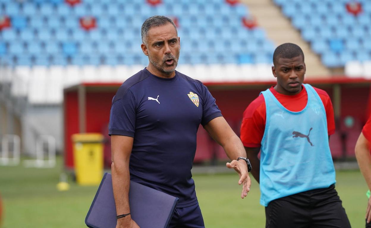 José Gomes se dirige a la plantilla antes de preparar el partido frente al CD Lugo. 