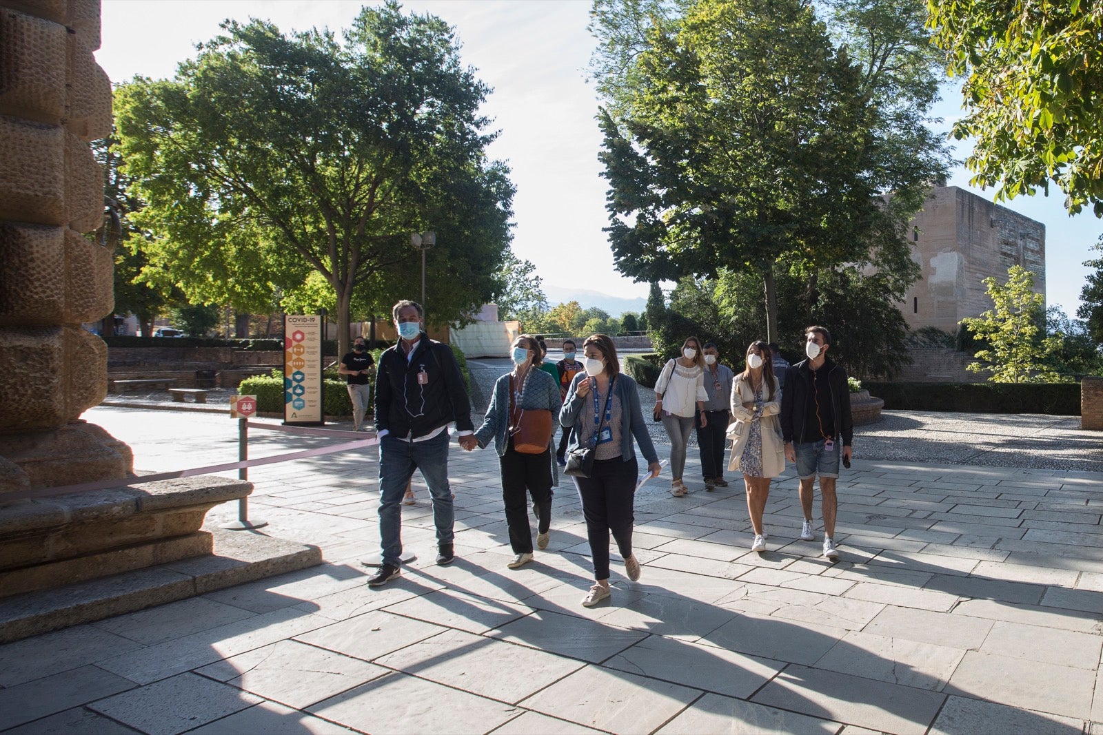 Viandantes por el centro de Granada.