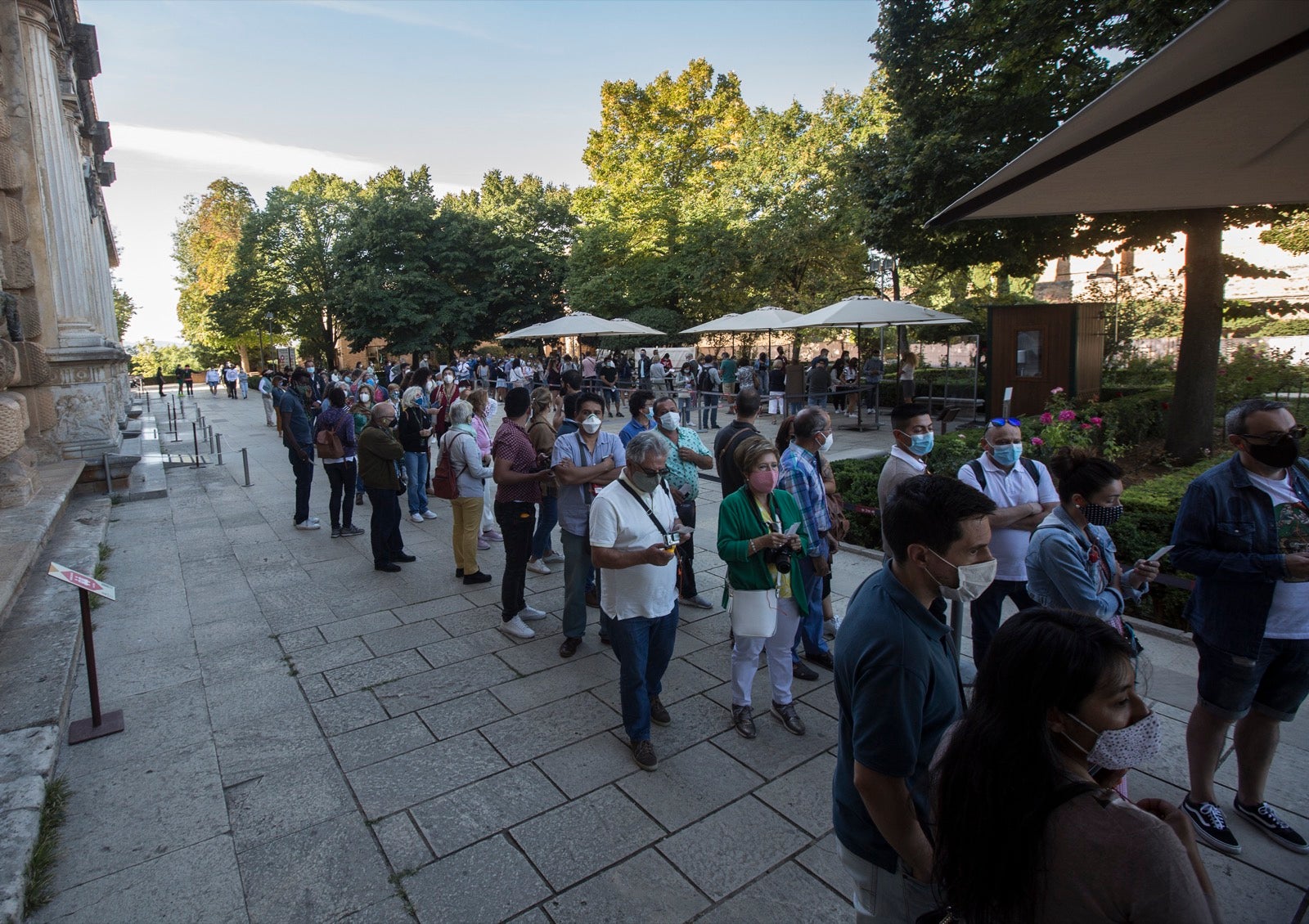 Viandantes por el centro de Granada.