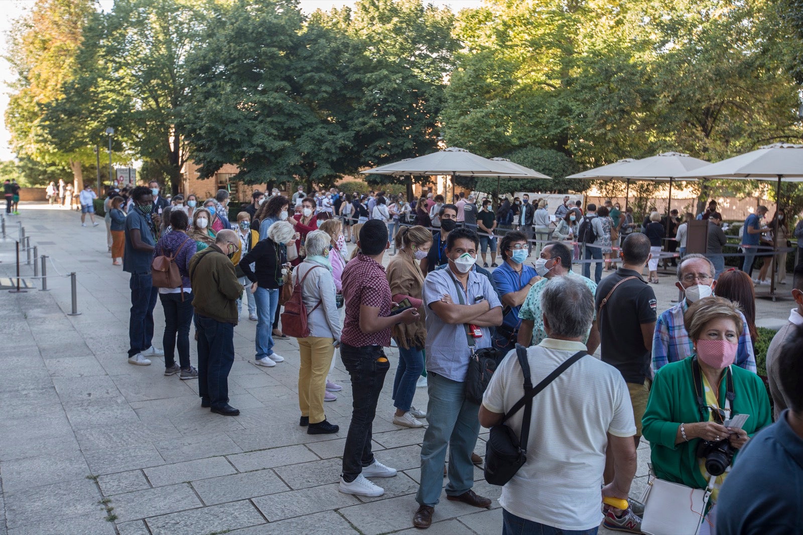 Viandantes por el centro de Granada.