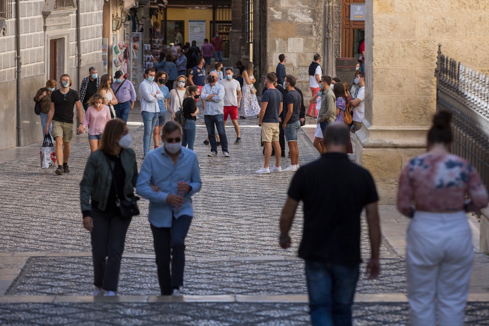 Viandantes por el centro de Granada.