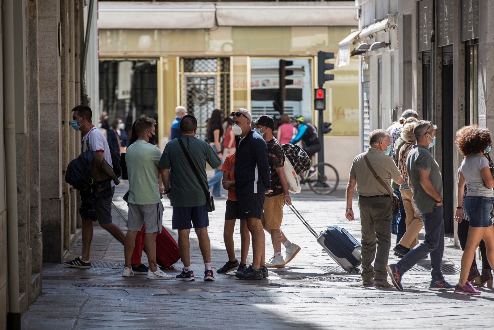 Viandantes por el centro de Granada.