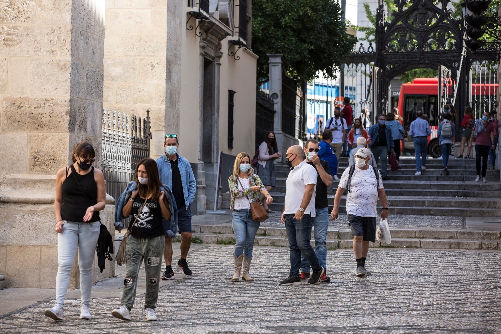 Viandantes por el centro de Granada.