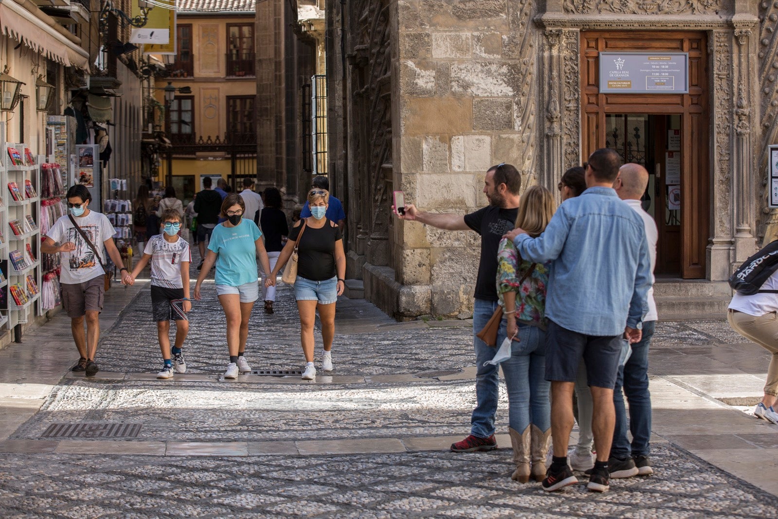 Viandantes por el centro de Granada.