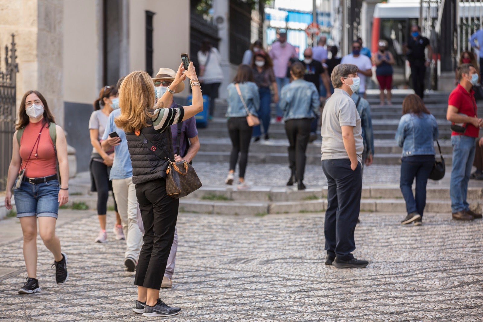 Viandantes por el centro de Granada.