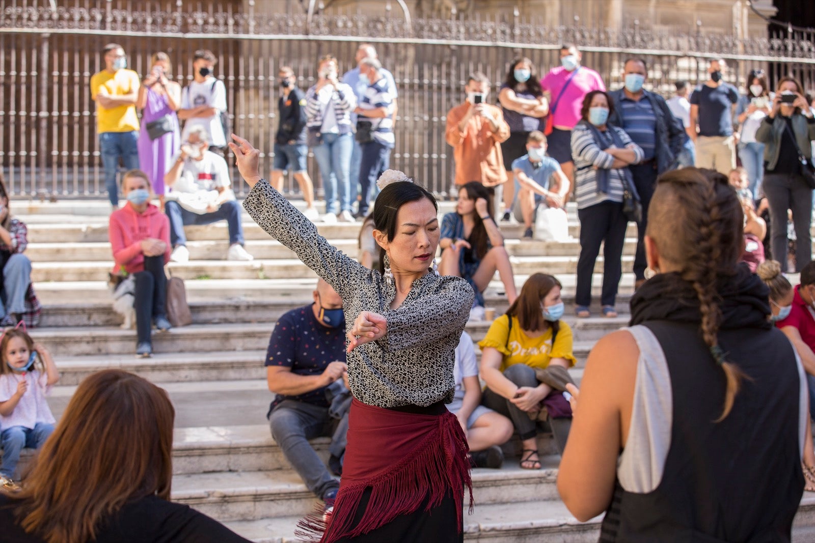 Viandantes por el centro de Granada.