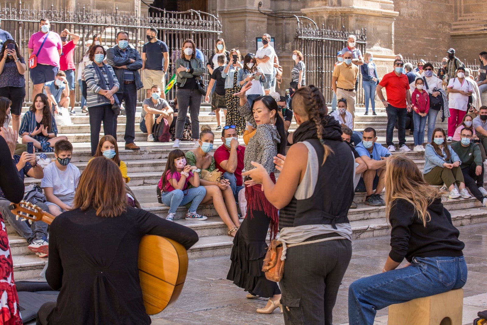 Viandantes por el centro de Granada.