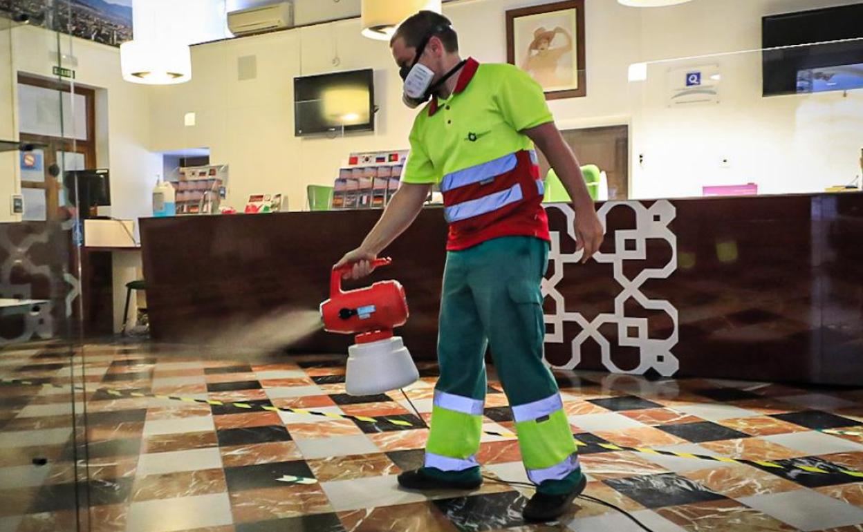 Tareas de limpieza en el Ayuntamiento de Granada. 