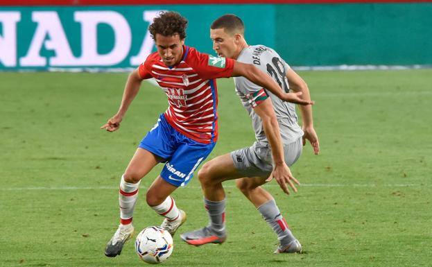 Luis Milla deja atrás a De Marcos en el Granada-Athletic de la primera jornada. 