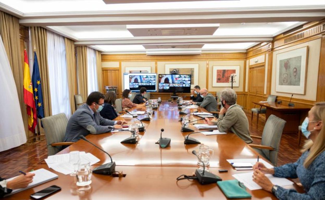 El ministro de Sanidad, Salvador Illa (4i), preside por videoconferencia la reunión del Consejo Interterritorial del Sistema Nacional de Salud,