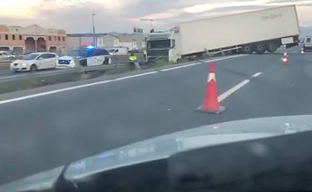 Accidente de tráfico en Granada | Retenciones en la A-92 a la altura de Cijuela por la salida de vía de un camión