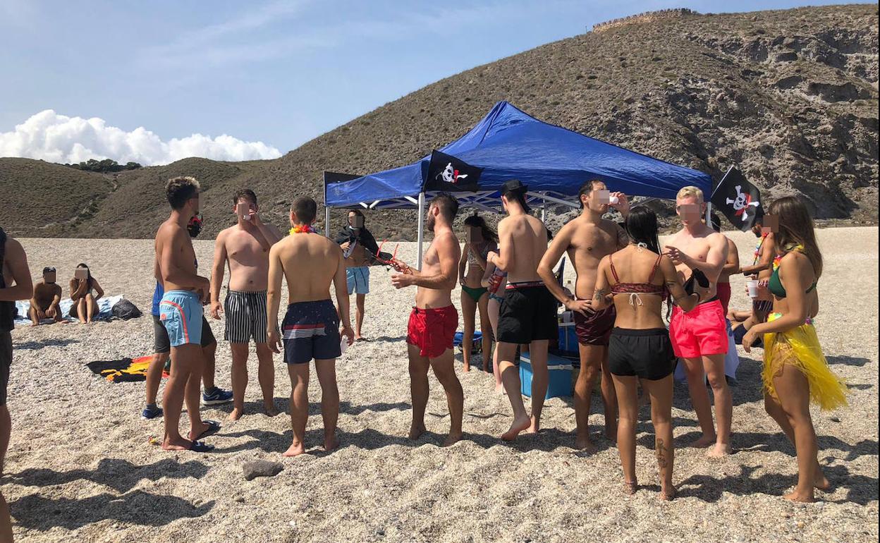 Estudiantes en la playa de los Muertos, en Almería. 