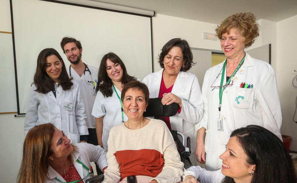 María José, en el centro, con el equipo de la UMELA del Virgen de las Nieves. 