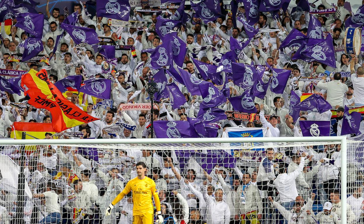 Espectadores en las gradas del Bernabéu durante el Real Madrid-Manchester City de la pasada temporada. 