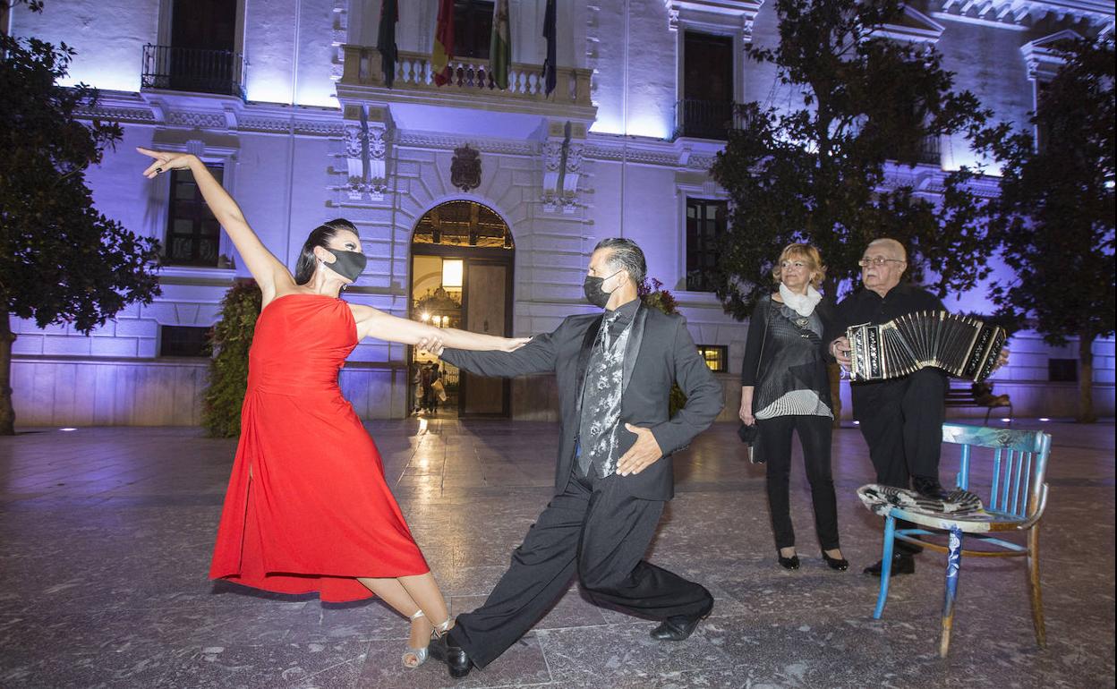 El tango tocado y bailado en directo, en la plaza del Carmen para presentar anoche el Festival.