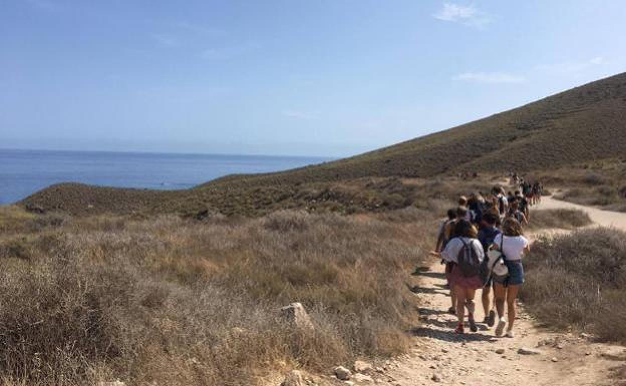 Coronavirus | La empresa del viaje de erasmus a la playa de los Muertos organiza otro a Sevilla: «Se puede controlar»