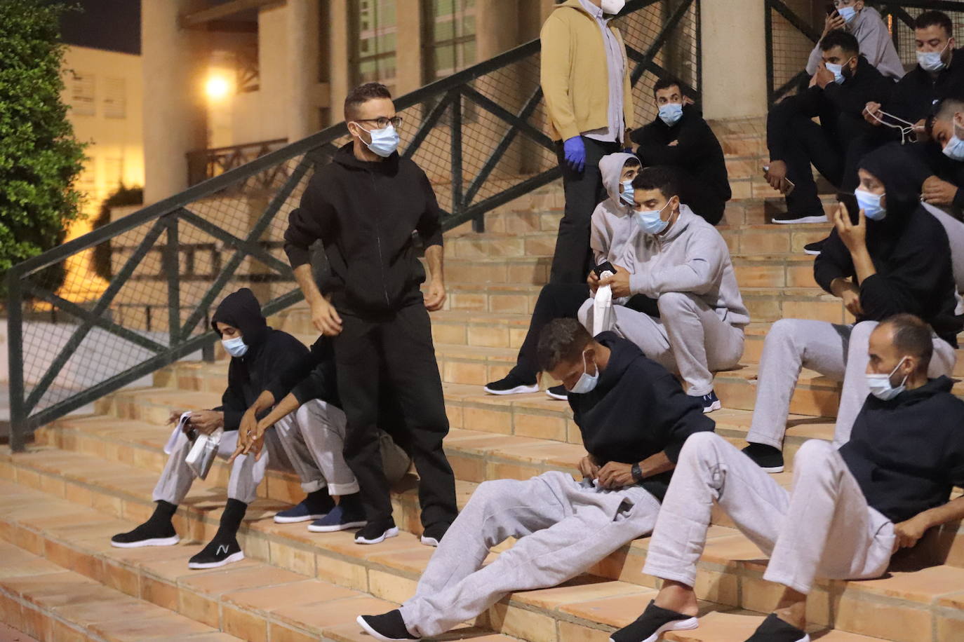 Fotos: El Ayuntamiento de Motril fleta un autobús &#039;exprés&#039; para que 24 inmigrantes hagan cuarentena