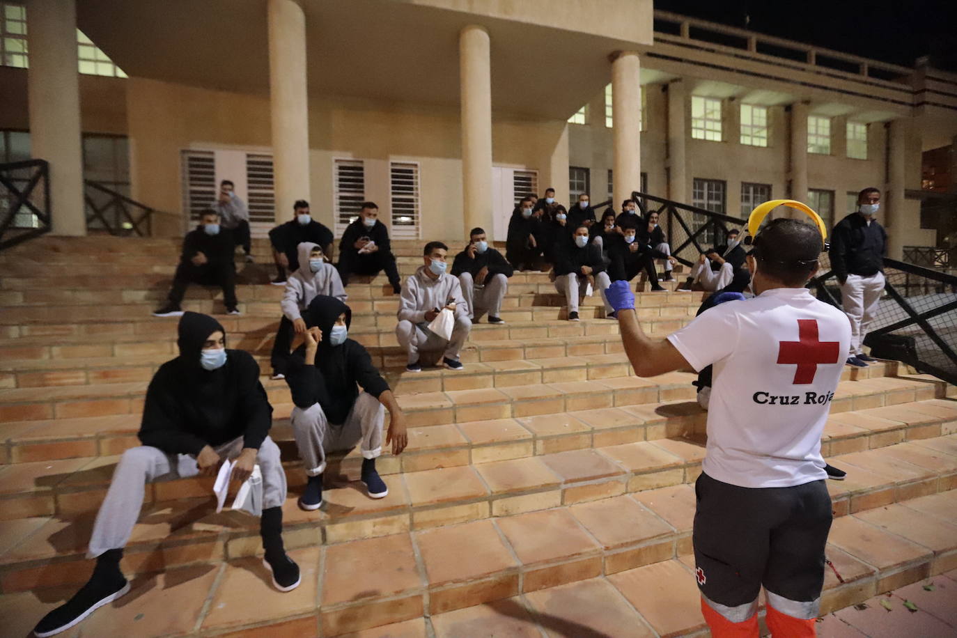 Fotos: El Ayuntamiento de Motril fleta un autobús &#039;exprés&#039; para que 24 inmigrantes hagan cuarentena