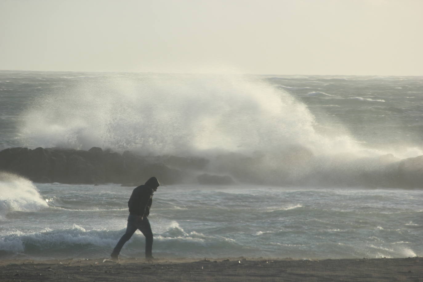 Se espera día de viento y olas en Almería. 
