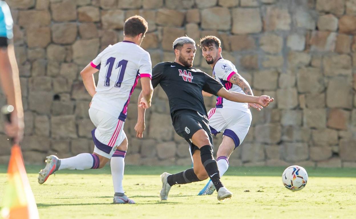 Antoñín pelea un balón ante el Valladolid en pretemporada. 