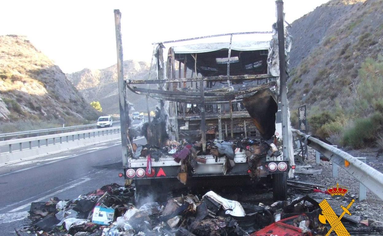 Restos del autobús que ardió en la A-7 tras sofocar las llamas.