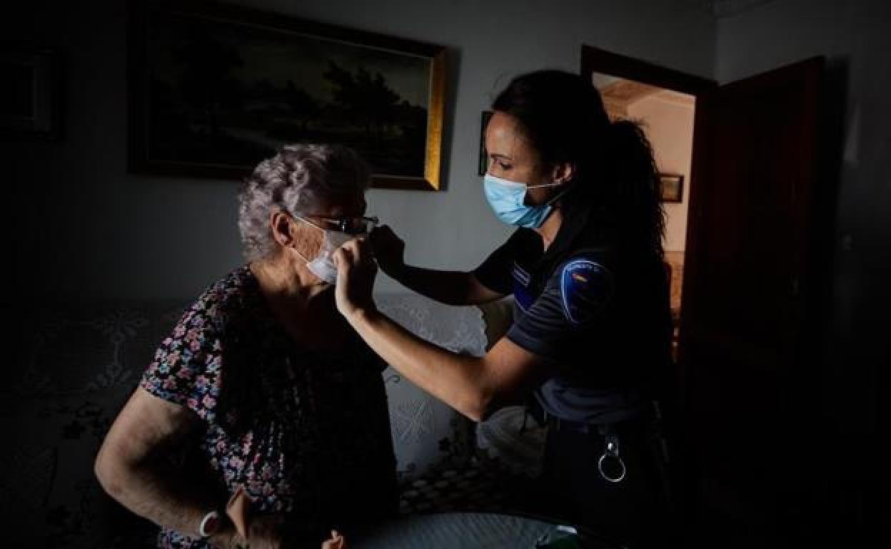 Coronavirus | ¿En qué te tienes que fijar al comprar una mascarilla? ¿Cómo de seguro es cada tipo?