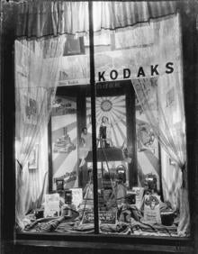 Imagen secundaria 2 - 'Nocturnas' muestra la vida nocturna de las principales ciudades españolas en la primera mitad del siglo XX.