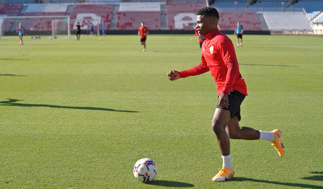 Fotos: Los rojiblancos esperan dar un salto más tras lo hecho en Lugo ante un Sporting fuerte