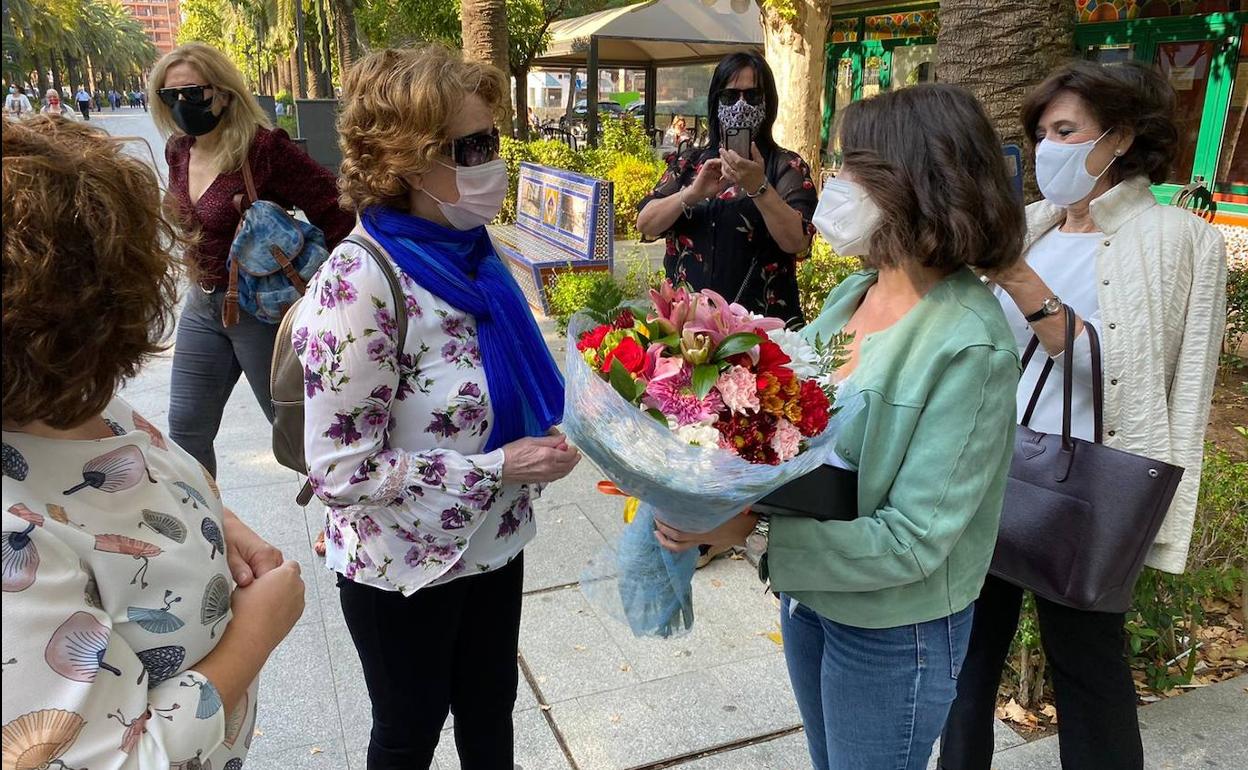 Entrega de un ramos de flores por parte de la concejala Myriam Martínez. 