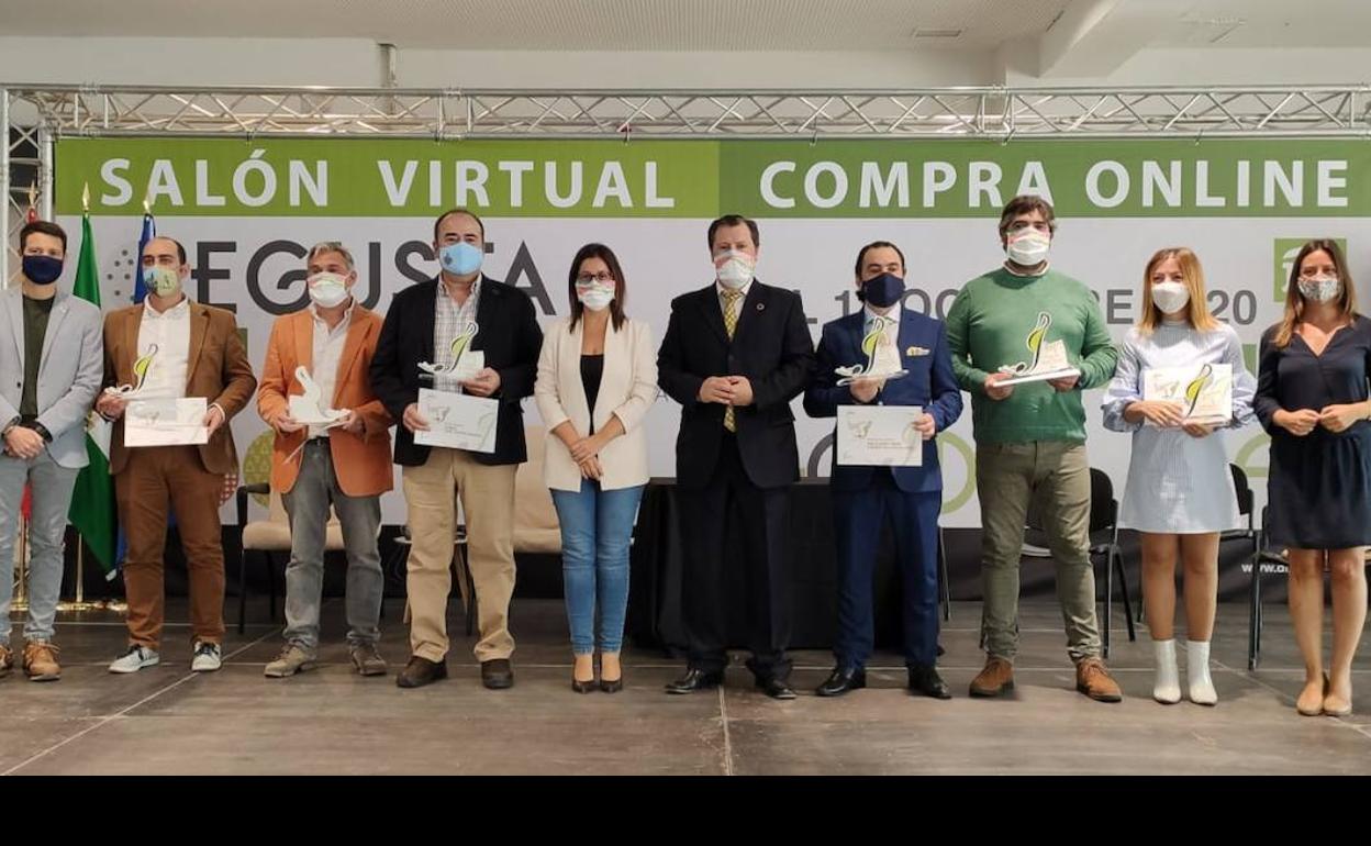 Foto de familia de los premiados. 