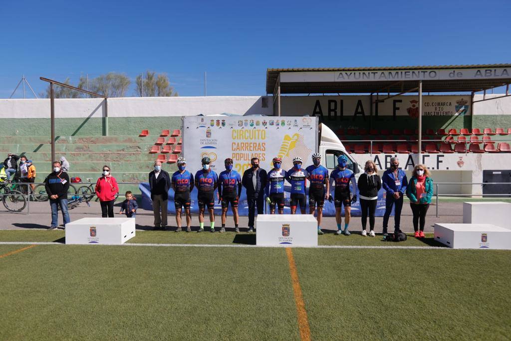 Imagen principal - Podios general, femenino y masculino de la prueba. 