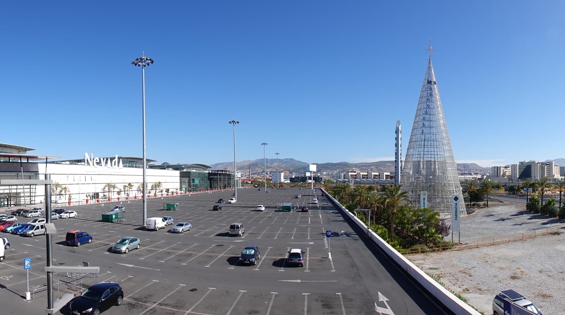 El centro comercial ya ha instalado su clásico árbol en el exterior del centro comercial 