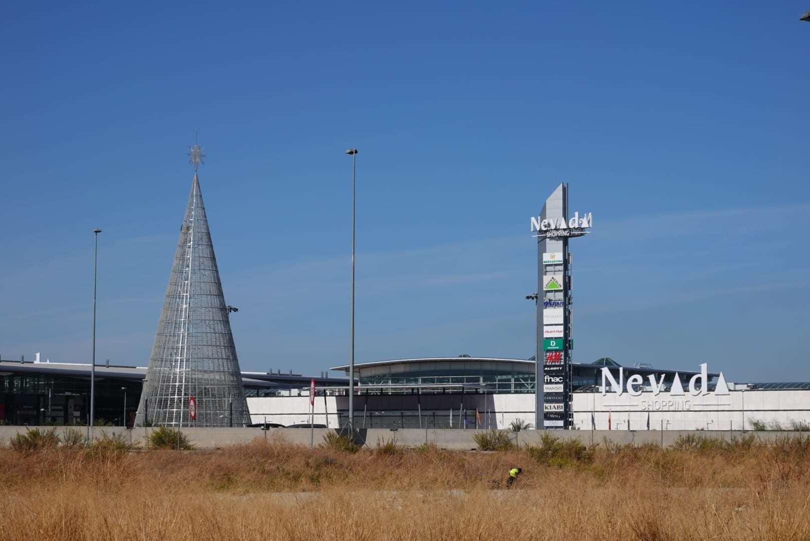 El centro comercial ya ha instalado su clásico árbol en el exterior del centro comercial 