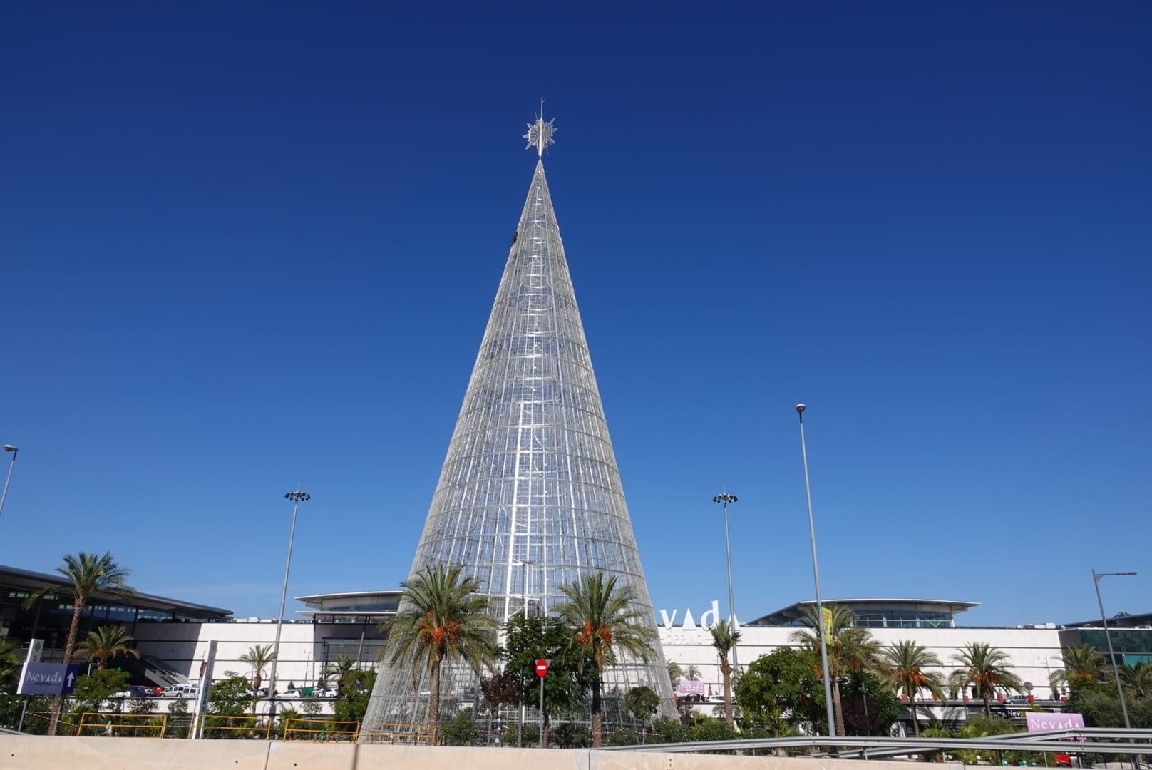 El centro comercial ya ha instalado su clásico árbol en el exterior del centro comercial 