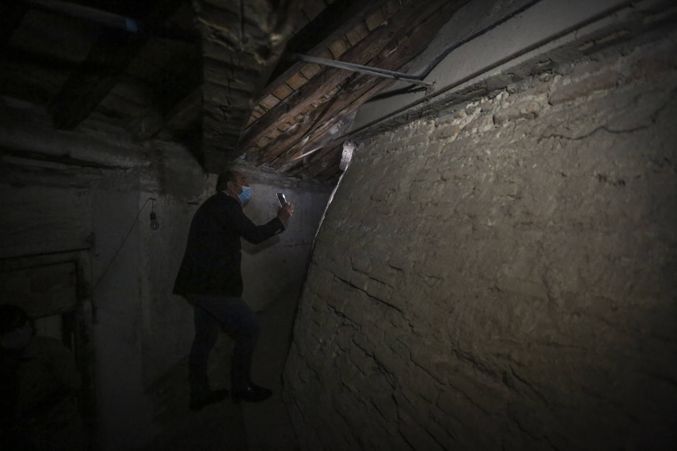 La bóveda permanece bajo el techo a cuatro aguas