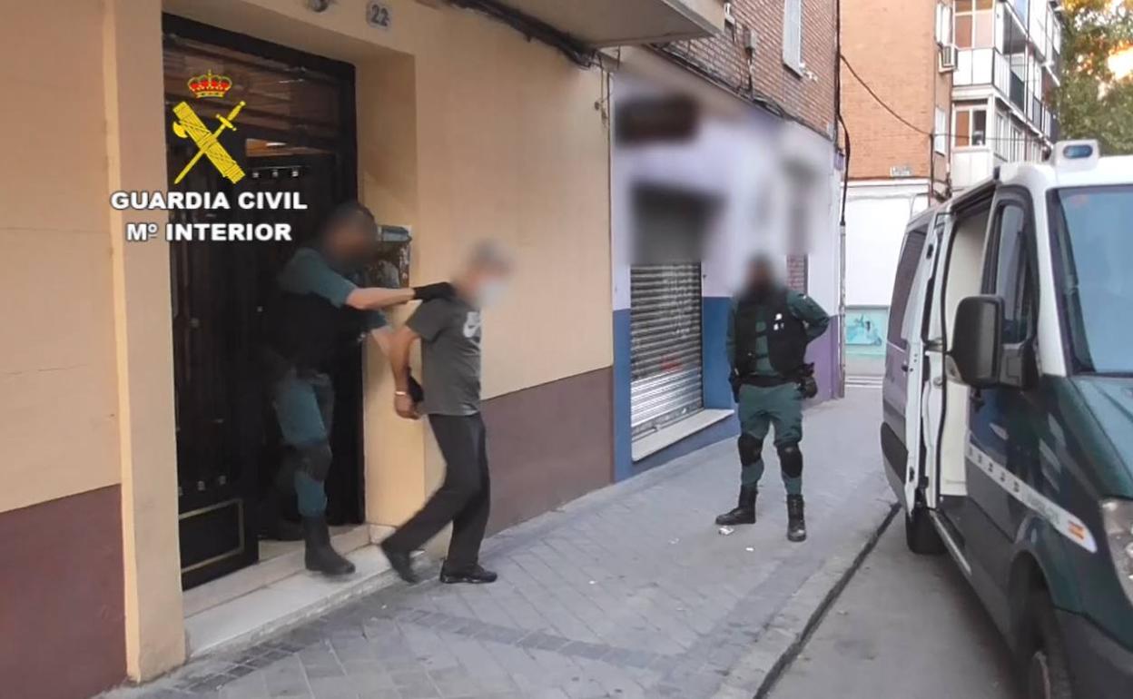 Uno de los detenidos por la Guardia Civil.