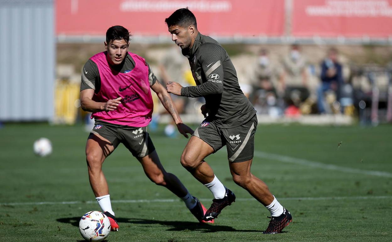 Nehuén Pérez, con peto, presiona a Luis Suárez durante un entrenamiento con el Atlético de Madrid. 