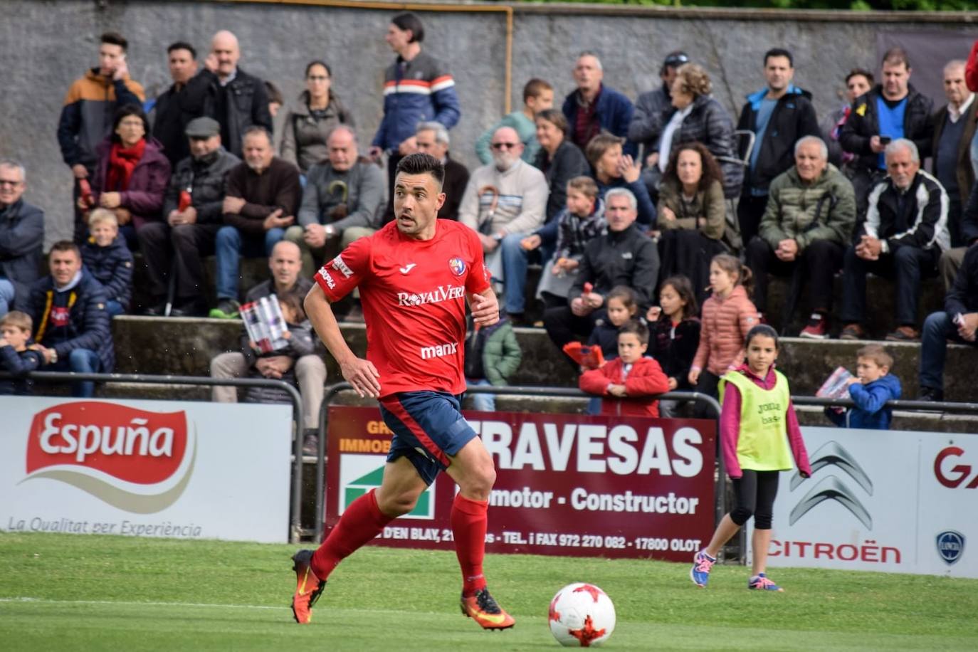 El delantero Marc Más defendiendo la camiseta del Olot antes de irse a Suecia. 