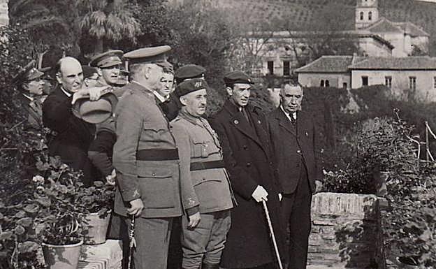 Gallego (segundo por la derecha), junto a Franco en 1939.