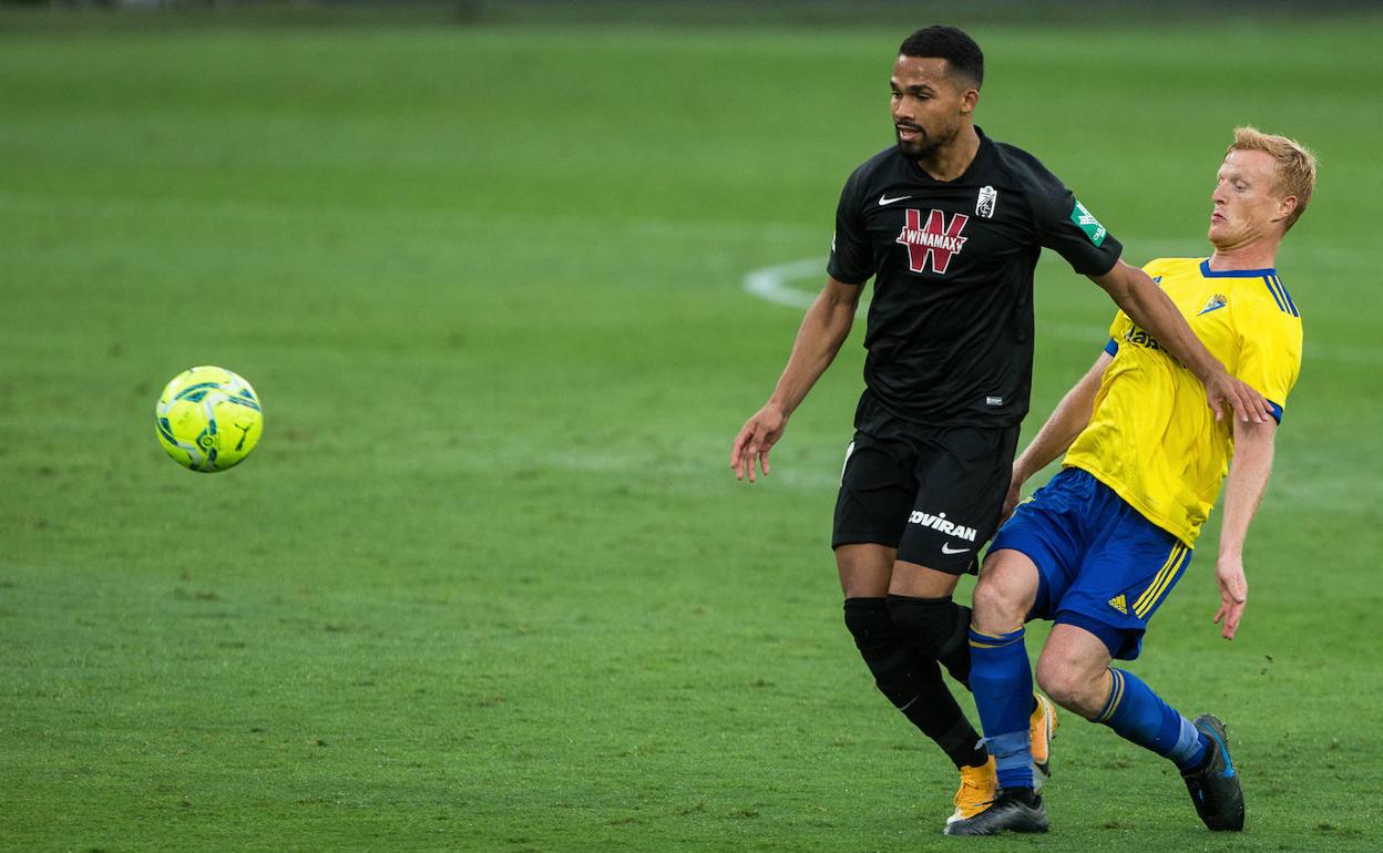 Yangel Herrera aprieta a Jonsson, futbolista de Cádiz, para tratar de robarle el balón. 