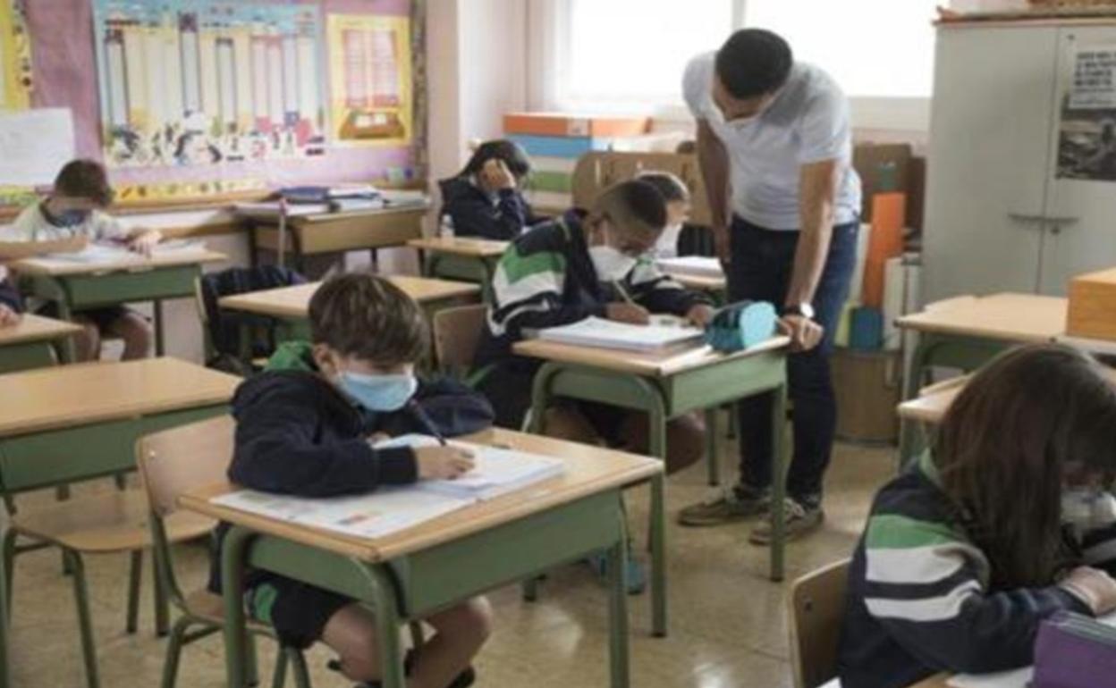 Vuelta al colegio con mascarilla .