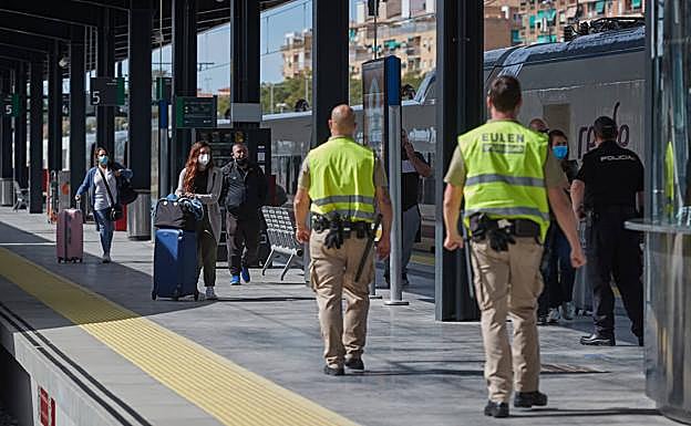 Imagen principal - Llegada del primer tren directo desde Barcelona.