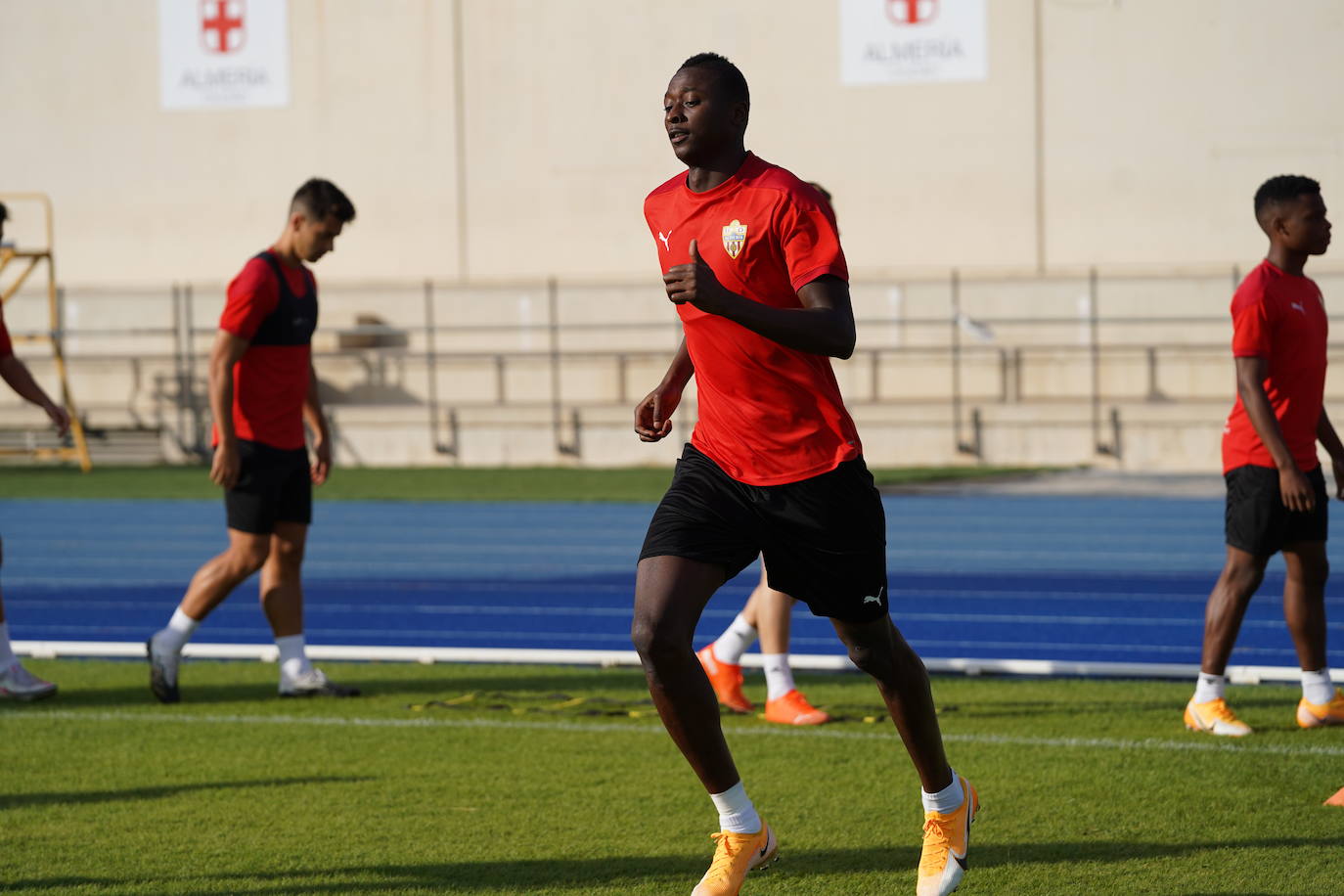 Fotos: El Almería trabaja con la vista puesta en Logroño