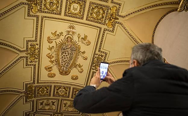 Imagen principal - Relieve de la Inmaculada en la bóveda del paraninfo de la Facultad de Derecho.