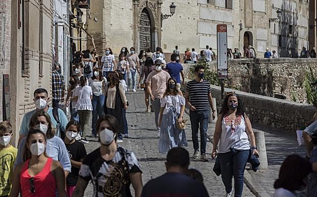 Imagen. Calles a rebosar en Granada el sábado de puente. 