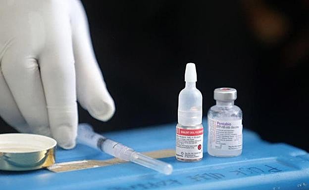 Voluntarios avisan de los efectos de la vacuna de Moderna: «Te dejará sin vida por un día»