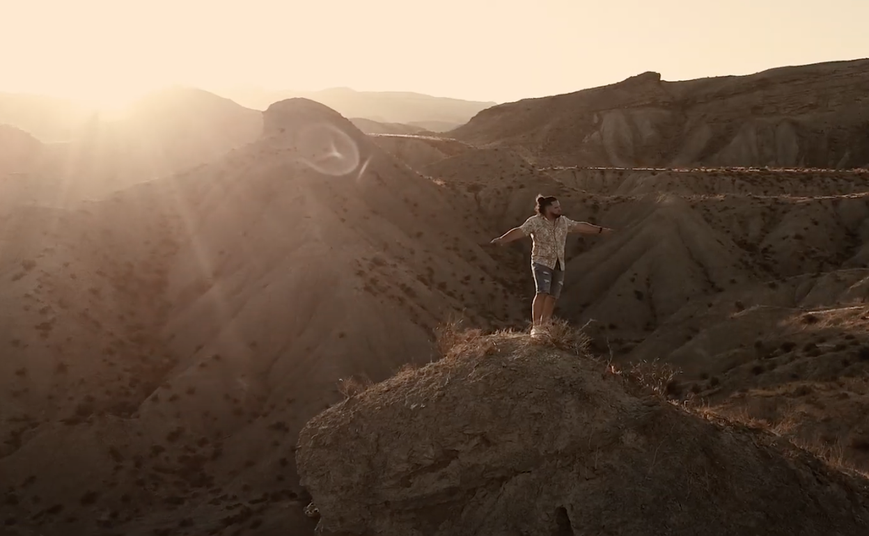 Imagen extraída del videoclip.