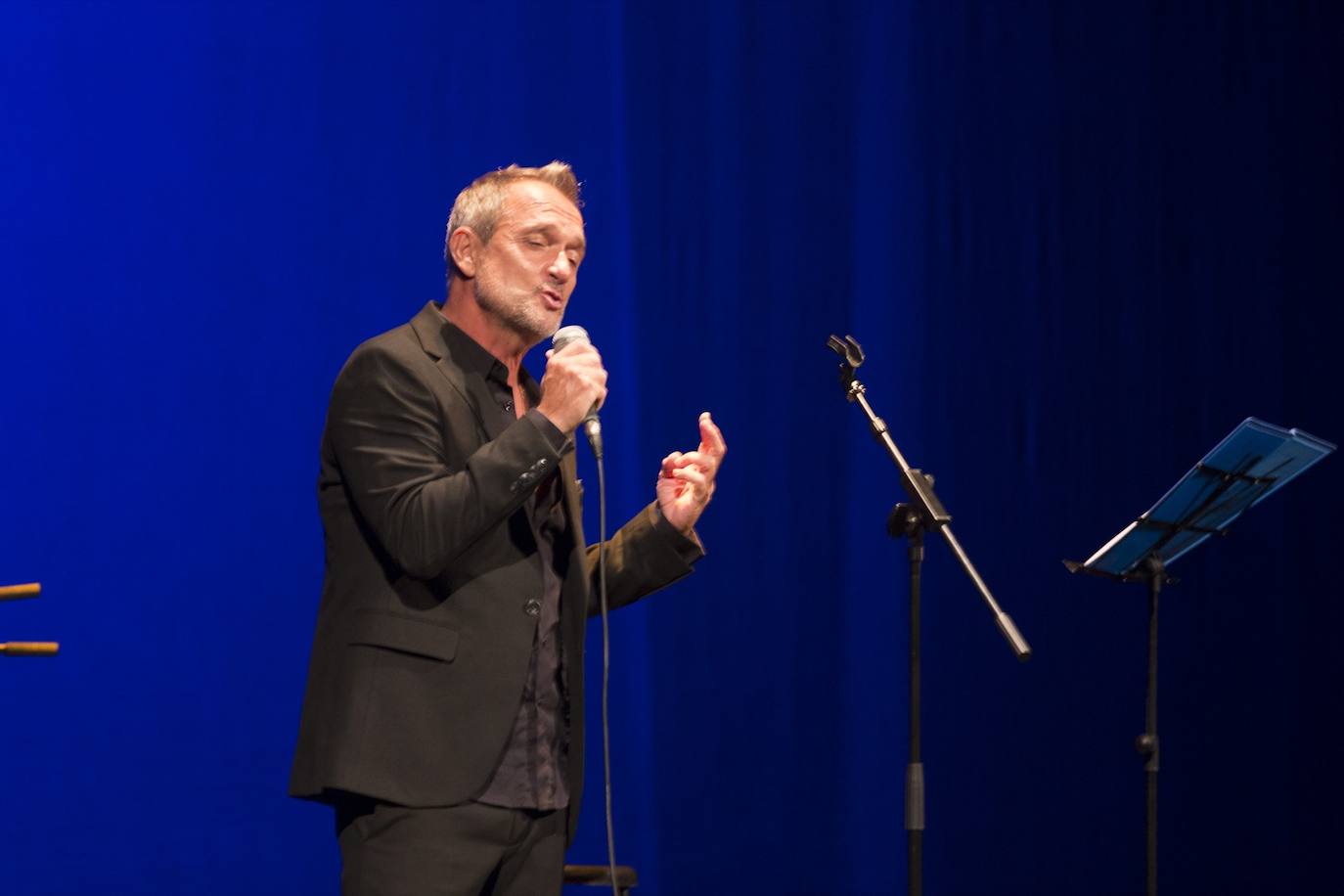 El artista presentó su espectáculo en el teatro Isabel la Católica junto al piano de Josi González