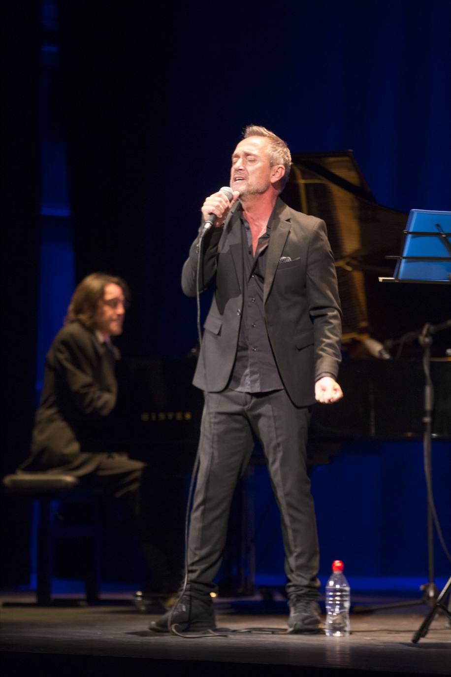 El artista presentó su espectáculo en el teatro Isabel la Católica junto al piano de Josi González