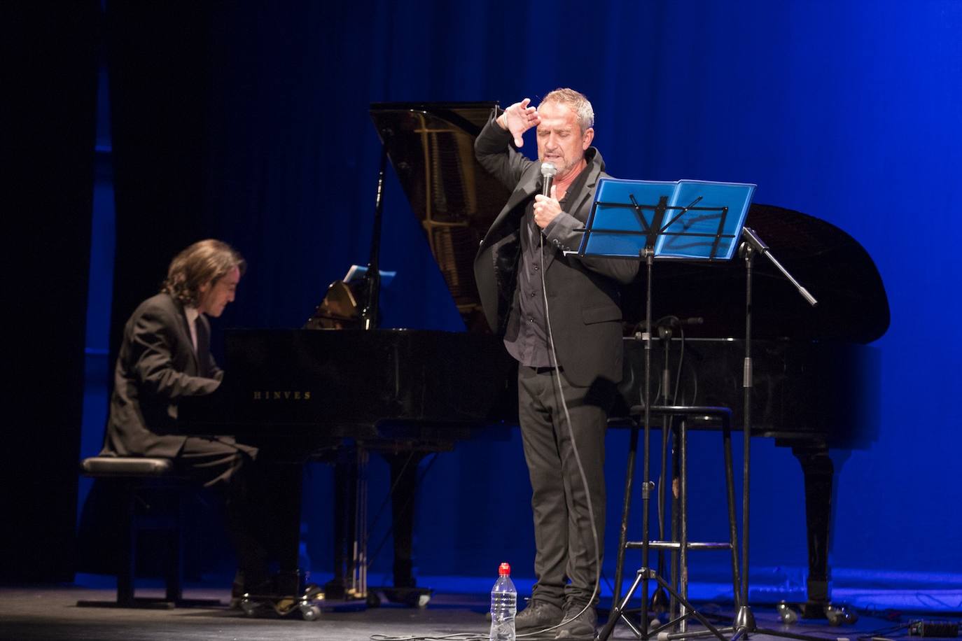 El artista presentó su espectáculo en el teatro Isabel la Católica junto al piano de Josi González